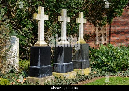 Steinkreuz, Grabsteine, Friedhof Engesohde in Hannover, Deutschland / Deutschland Stockfoto