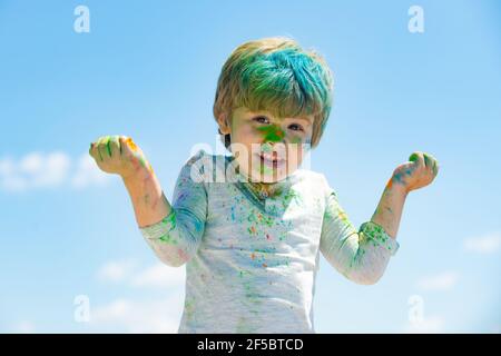 Kinder Holi Festival. Bemaltes Gesicht von lustigen Kind. Festival der Farben. Kleiner Junge spielt mit Farben. Stockfoto