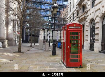 Typische Londoner Telefonzellen umgeben von einer alten Londoner Architektur, Royal Exchange, Cornhill Stockfoto