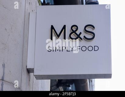 Außenmarkierungen und Spencer-Zeichen im Zentrum von London gesehen. Stockfoto