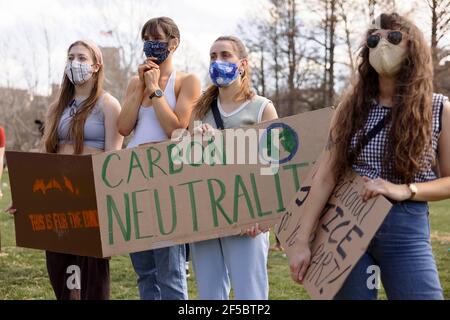 Demonstranten halten Plakate während der Kundgebung „Keep the Promise“ in Dunn Meadow, um sich dafür einzusetzen, dass die Indiana University bis 2040 CO2-Neutralität erreicht.Students for a New Green World, eine Studentenorganisation, die sich für den Kampf gegen den Klimawandel engagiert, Und das Umweltkomitee der Studentenregierung der IU organisierte den Protest, um sich für Klimaschutzmaßnahmen an der IU einzusetzen, der in Dunn Meadow stattfand. Die Demonstration wurde organisiert, um eine Resolution der IUSG zu unterstützen, die vom Umweltausschuss erstellt wurde und am 8. März einstimmig auf dem IUSG-Kongress verabschiedet wurde. Stockfoto