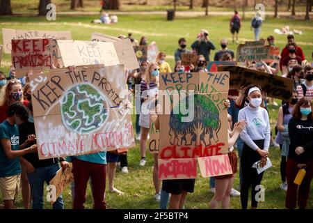 Demonstranten halten Plakate während der Kundgebung „Keep the Promise“ in Dunn Meadow, um sich dafür einzusetzen, dass die Indiana University bis 2040 CO2-Neutralität erreicht.Students for a New Green World, eine Studentenorganisation, die sich für den Kampf gegen den Klimawandel engagiert, Und das Umweltkomitee der Studentenregierung der IU organisierte den Protest, um sich für Klimaschutzmaßnahmen an der IU einzusetzen, der in Dunn Meadow stattfand. Die Demonstration wurde organisiert, um eine Resolution der IUSG zu unterstützen, die vom Umweltausschuss erstellt wurde und am 8. März einstimmig auf dem IUSG-Kongress verabschiedet wurde. Stockfoto