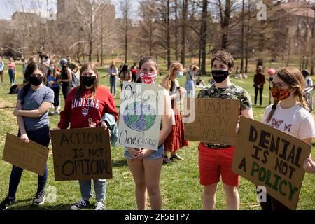 Demonstranten halten Plakate während der Kundgebung „Keep the Promise“ in Dunn Meadow, um sich dafür einzusetzen, dass die Indiana University bis 2040 CO2-Neutralität erreicht.Students for a New Green World, eine Studentenorganisation, die sich für den Kampf gegen den Klimawandel engagiert, Und das Umweltkomitee der Studentenregierung der IU organisierte den Protest, um sich für Klimaschutzmaßnahmen an der IU einzusetzen, der in Dunn Meadow stattfand. Die Demonstration wurde organisiert, um eine Resolution der IUSG zu unterstützen, die vom Umweltausschuss erstellt wurde und am 8. März einstimmig auf dem IUSG-Kongress verabschiedet wurde. Stockfoto