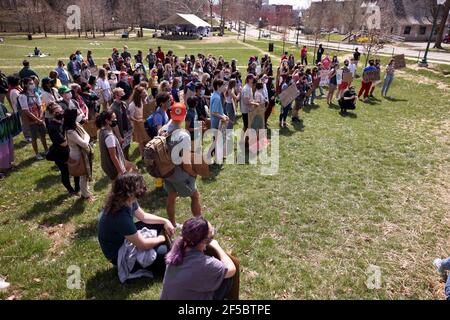 Demonstranten halten Plakate während der Kundgebung „Keep the Promise“ in Dunn Meadow, um sich dafür einzusetzen, dass die Indiana University bis 2040 CO2-Neutralität erreicht.Students for a New Green World, eine Studentenorganisation, die sich für den Kampf gegen den Klimawandel engagiert, Und das Umweltkomitee der Studentenregierung der IU organisierte den Protest, um sich für Klimaschutzmaßnahmen an der IU einzusetzen, der in Dunn Meadow stattfand. Die Demonstration wurde organisiert, um eine Resolution der IUSG zu unterstützen, die vom Umweltausschuss erstellt wurde und am 8. März einstimmig auf dem IUSG-Kongress verabschiedet wurde. Stockfoto