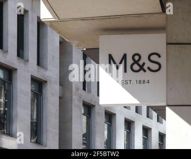 Außenmarkierungen und Spencer-Zeichen im Zentrum von London gesehen. Stockfoto