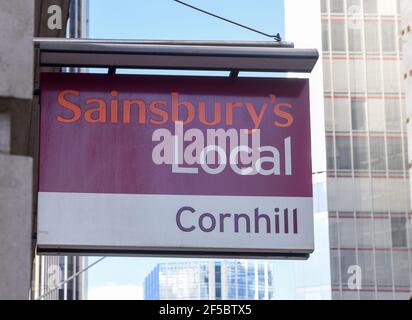 Sainsbury's Local Outdoor-Schild im Zentrum von London, Cornhill Stockfoto