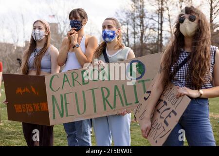 Demonstranten halten Plakate während der Kundgebung „Keep the Promise“ in Dunn Meadow, um sich dafür einzusetzen, dass die Indiana University bis 2040 CO2-Neutralität erreicht.Students for a New Green World, eine Studentenorganisation, die sich für den Kampf gegen den Klimawandel engagiert, Und das Umweltkomitee der Studentenregierung der IU organisierte den Protest, um sich für Klimaschutzmaßnahmen an der IU einzusetzen, der in Dunn Meadow stattfand. Die Demonstration wurde organisiert, um eine Resolution der IUSG zu unterstützen, die vom Umweltausschuss erstellt wurde und am 8. März einstimmig auf dem IUSG-Kongress verabschiedet wurde. (Foto von Jeremy Hogan/SOPA Images Stockfoto