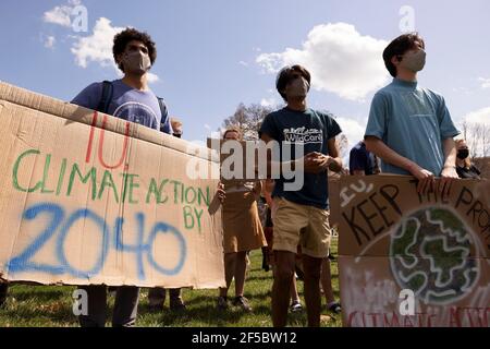 Demonstranten halten Plakate während der Kundgebung „Keep the Promise“ in Dunn Meadow, um sich dafür einzusetzen, dass die Indiana University bis 2040 CO2-Neutralität erreicht.Students for a New Green World, eine Studentenorganisation, die sich für den Kampf gegen den Klimawandel engagiert, Und das Umweltkomitee der Studentenregierung der IU organisierte den Protest, um sich für Klimaschutzmaßnahmen an der IU einzusetzen, der in Dunn Meadow stattfand. Die Demonstration wurde organisiert, um eine Resolution der IUSG zu unterstützen, die vom Umweltausschuss erstellt wurde und am 8. März einstimmig auf dem IUSG-Kongress verabschiedet wurde. (Foto von Jeremy Hogan/SOPA Images Stockfoto