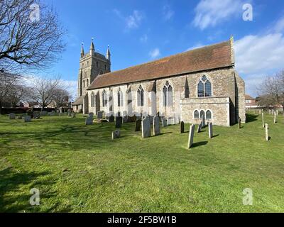 Romney, Kent, Großbritannien- 03.20,2021: Historische St. Nicholkirche, eine normannische Kirche in New Romney, Romney Marsh, Kent, Großbritannien Stockfoto