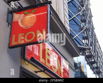 Freiluftschild Leon im Zentrum von London, Cannon Street. Stockfoto