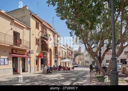 Rathausplatz, Tabakladen und Barterrasse mit Stühlen, Tischen und Sitzplätzen in der Stadt Puig in der Provinz Valencia, Spanien, Europa Stockfoto