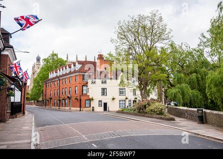 Verlassene Straße, gesäumt von traditionellen britischen Reihenhäusern in Eton, England, an einem bewölkten Frühlingstag Stockfoto