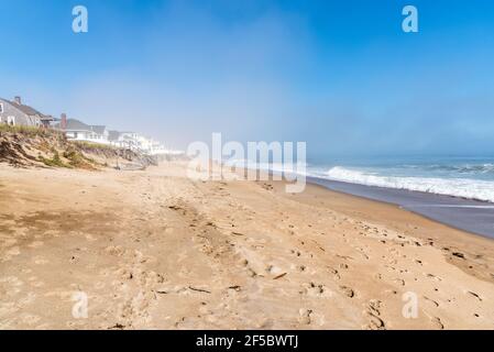 Schöner Sandstrand an der Küste von New Hampshire On Ein nebliger Herbstmorgen Stockfoto