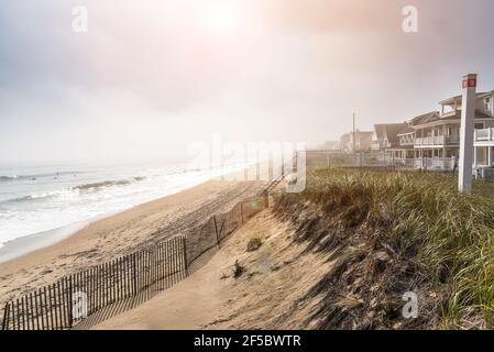 Nebliger Morgen an einem schönen Sandstrand im Herbst. Streulicht. Stockfoto