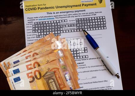 Irish COVID-19 Pandemic Arbeitslosigkeit Zahlung Antragsformular mit €50 Noten. Stockfoto