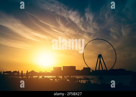 Big Ferris Wheel in Dubai Marina bei Sonnenuntergang, Vereinigte Arabische Emirate. Stockfoto