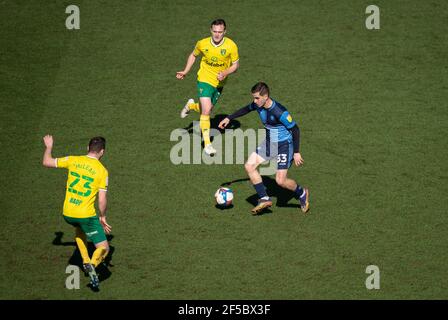 Anis Mehmeti von Wycombe Wanderers & Oliver Skipp (Leihgabe von Tottenham Hotspur) Von Norwich City während der Sky Bet Championship hinter geschlossen Türen Stockfoto