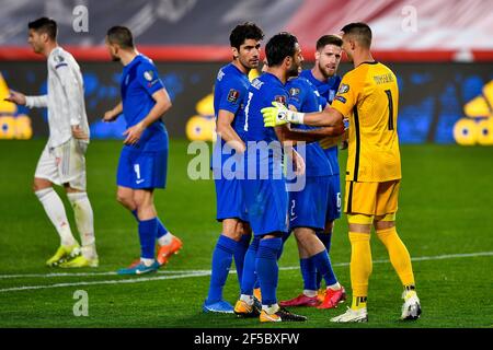 GRANADA, SPANIEN - MÄRZ 25: Team von Griechenland feiert den Sieg während der FIFA WM 2022 Katar Qualifier Spiel zwischen Spanien und Griechenland in Estadio Stockfoto