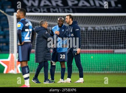 Nottingham Forest Manager Chris Hughton mit Glenn Murray aus Nottingham Wald & Adebayo Akinfenwa von Wycombe Wanderer während des Himmels Bet Championshi Stockfoto