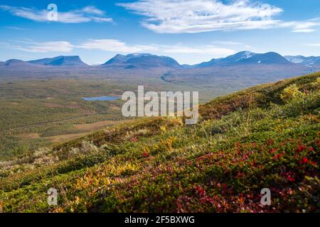 Lapponisches Tor, berühmter Gebirgspass in der schwedischen Arktis in schönen Herbstfarben an einem sonnigen Tag. Blick von Nuolja, Njulla Berg. Wandern in Stockfoto