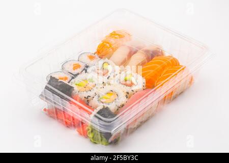 Takeaway-Box mit Sushi auf weißem Hintergrund. Konzeptbereitstellung Stockfoto