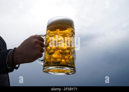 Mann Hand halten Tasse Glas Bier. Bierbecher. Stockfoto