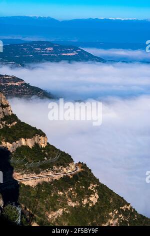 Berg und Basilika von Montserrat, Luftbild von Zentralkatalonien, Manresa-Gebiet, Barcelona, Katalonien, Spanien. Stockfoto