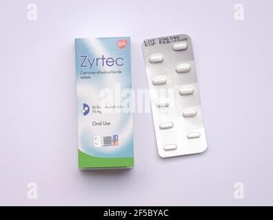 Kuala Lumpur, Malaysia - 24th. März 2021. Box mit 50 beschichteten Zyrtec Cetirizin Dihydrochlorid Tabletten von 10 mg. Hergestellt von UCB Farchim S.A. Stockfoto