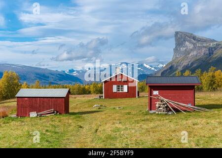 Rotes Holzhaus in arktischer Wildnis. Aktse Berghütte tief im Sarek Nationalpark, Schweden. Geweih an der Wand. Sonniger Herbsttag im Stockfoto
