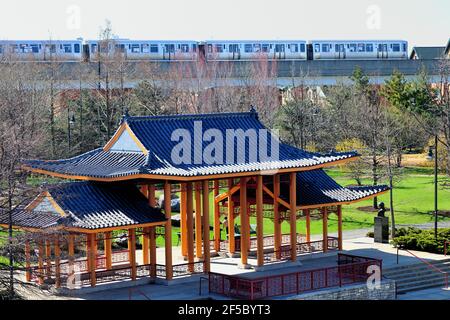 Chicago, Illinois, USA. Chinesische Pagode im Ping Tom Memorial Park in Chicagos Chinatown-Viertel. Stockfoto