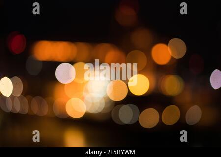 Bunte Hafenlichter aus dem Fokus schaffen ein Interessantes abstraktes Muster. Muster von warmen Farbkreisen. Nicht fokussiert. Stockfoto