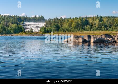 Storforsen, wilder, riesiger Wasserfall am Pite River in der schwedischen Arktis an einem sonnigen Tag im arktischen Sommer. Norrbottens Gebiet, nordwestlich von Alvsbyn. Wild Stockfoto