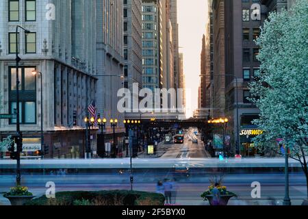 Chicago, Illinois, USA. Lange Belichtung bietet verschwommene Streifen des Transports entlang und parallel zur Michigan Avenue in der Innenstadt von Chicago. Stockfoto