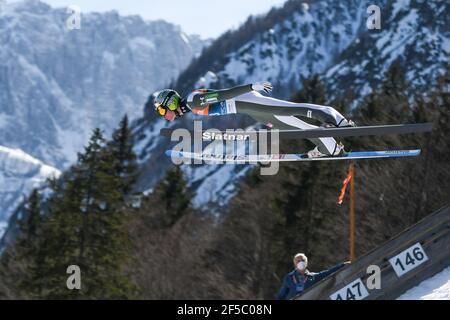 Planica, Slowenien. März 2021, 25th. Domen Prevc aus Slowenien tritt beim FIS Skisprung Weltcup Flying Hill Einzelwettbewerb in Planica an. (Foto von Milos Vujinovic/SOPA/Sipa USA) Quelle: SIPA USA/Alamy Live News Stockfoto