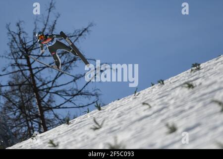 Planica, Slowenien. März 2021, 25th. Domen Prevc aus Slowenien tritt beim FIS Skisprung Weltcup Flying Hill Einzelwettbewerb in Planica an. (Foto von Milos Vujinovic /SOPA/Sipa USA) Quelle: SIPA USA/Alamy Live News Stockfoto