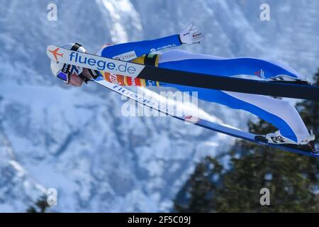 Planica, Slowenien. März 2021, 25th. Halvor Egner Granerud aus Norwegen tritt beim FIS Skisprung-Weltcup Flying Hill Einzelwettbewerb in Planica an. (Foto von Milos Vujinovic/SOPA/Sipa USA) Quelle: SIPA USA/Alamy Live News Stockfoto