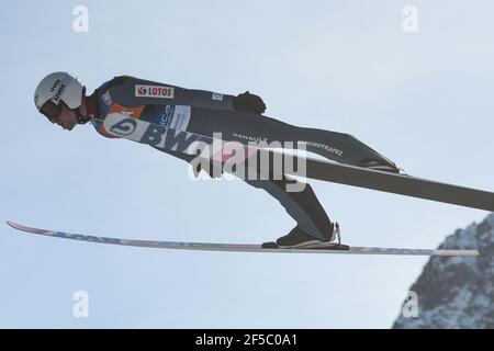 Planica, Slowenien. März 2021, 25th. Piotr Zyla aus Polen tritt beim FIS Skisprung-Weltcup Flying Hill Individual in Planica an. (Foto von Milos Vujinovic/SOPA/Sipa USA) Quelle: SIPA USA/Alamy Live News Stockfoto