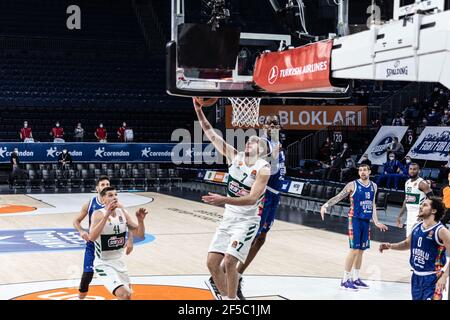 Istanbul, Türkei. März 2021, 25th. #7 Eleftherios Bochoridis von Panathinaikos OPAP Athen spielt gegen Anadolu Efes Istanbul in Runde 31 der 2020/2021 Turkish Airlines Euroleague regulären Saison in der Sinan Erdem Sports Arena. (Endnote; Anadolu Efes Istanbul 85:65 Panathinaikos OPAP Athens) (Foto: Nicholas Muller/SOPA Images/Sipa USA) Quelle: SIPA USA/Alamy Live News Stockfoto