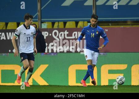 Parma, Italien. 25 2021. März: Vincenzo Grifo (Italien)Paddy McNair (Nordirland) während des FIFA-Qualifikationsspiel "World Cup Qatar 2022" zwischen Italien 2-0 Nordirland am 25. März 2021 im Ennio Tardini Stadium in Parma, Italien. Quelle: Maurizio Borsari/AFLO/Alamy Live News Stockfoto