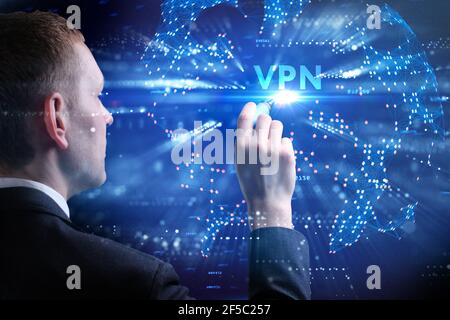 Business, Technologie, Internet und Netzwerkkonzept. Junger Geschäftsmann arbeitet auf einem virtuellen Bildschirm der Zukunft und sieht die Inschrift: VPN Stockfoto