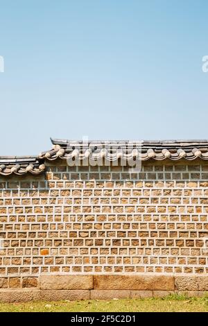 Koreanische traditionelle Steinmauer am Jongmyo-Schrein in Seoul, Korea Stockfoto