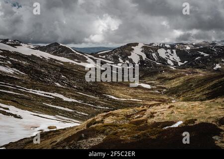 Blick auf die Bergkette vom Rawsons Pass im Kosciuszko Nationalpark. Stockfoto