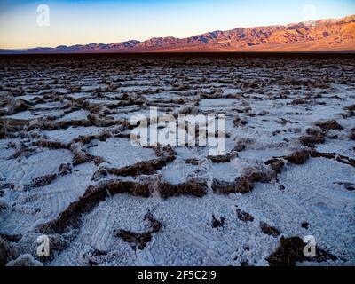 Die Salzebenen am Badwater-Becken, dem tiefsten Punkt der USA im Death Valley National Park, Kalifornien, USA Stockfoto