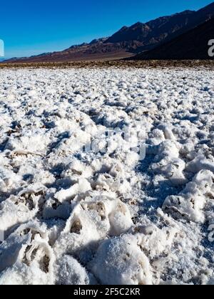 Die Salzebenen am Badwater-Becken, dem tiefsten Punkt der USA im Death Valley National Park, Kalifornien, USA Stockfoto