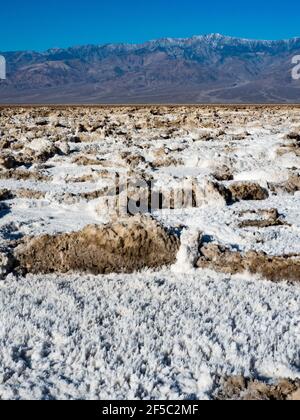 Die Salzebenen am Badwater-Becken, dem tiefsten Punkt der USA im Death Valley National Park, Kalifornien, USA Stockfoto