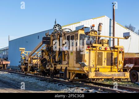 Im Hoosier Valley Railroad Museum in North Judson, Indiana, USA, befindet sich ein Fahrzeug zur Gleiswartung. Stockfoto