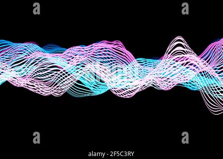 3D Illustration von rosa und blau leuchtenden Farblinien. Musikalische Linienausgleichsgeräte auf schwarzem, isoliertem Hintergrund Stockfoto