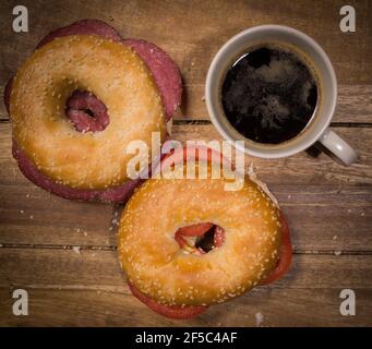 Kaffee und Bagels zum Frühstück - Blick von oben nach unten Stockfoto