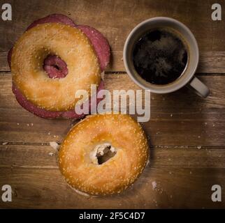 Kaffee und Bagels zum Frühstück - Blick von oben nach unten Stockfoto