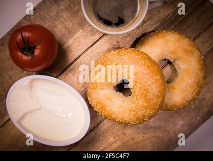 Frühstückstisch mit Kaffee und Bagels von oben Stockfoto